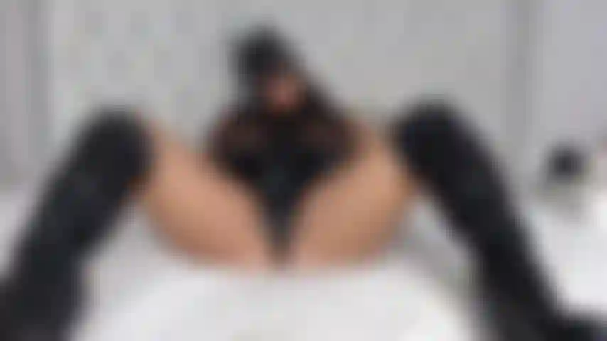 Catsuit entièrement en pvc avec bottes et gants. Spectacle de jambes entièrement ouvertes.