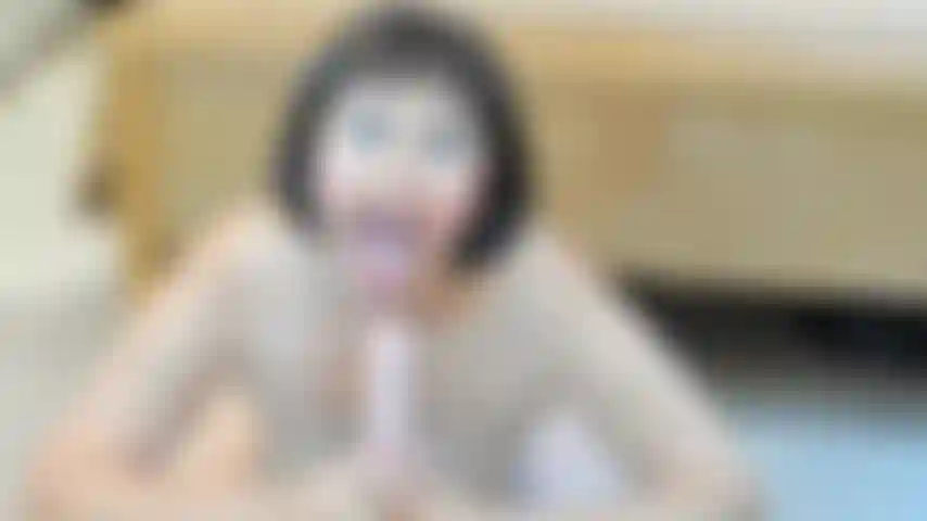 Je suce, gorge profonde mon énorme gode et éjaculation sur mon visage avec mon gode sqiurting.