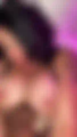 Regarde-moi me faire baiser et jouir fort sur cette bite !