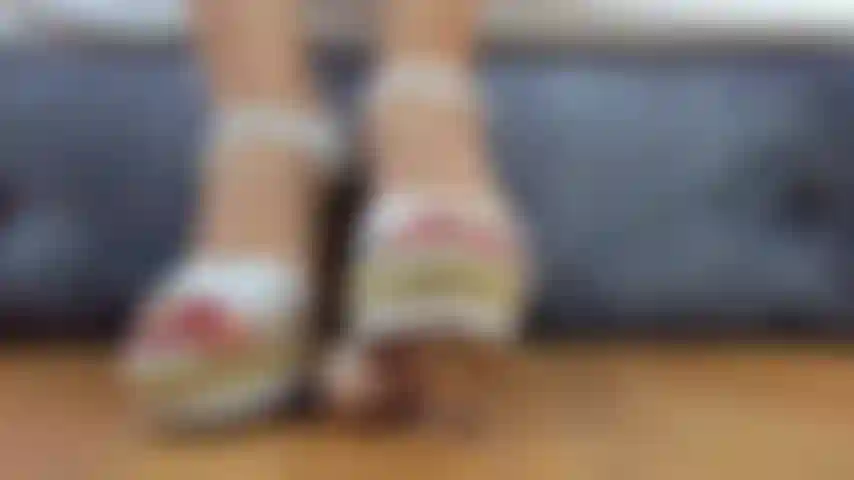 Tu veux écraser ta bite avec mes cales ?