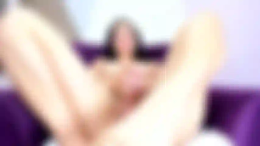 Creampie !! Une latina chaude reçoit beaucoup de sperme dans sa chatte serrée.