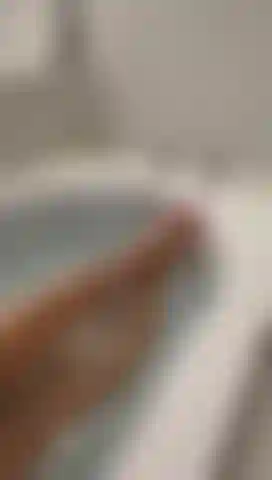 Pieds sous la douche.