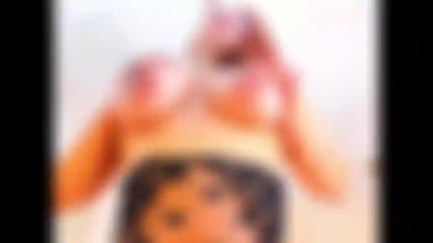 C'est une vidéo ludique, où vous verrez mes seins et mes doigts caresser ma chatte, j'espère que vous l'apprécierez beaucoup.