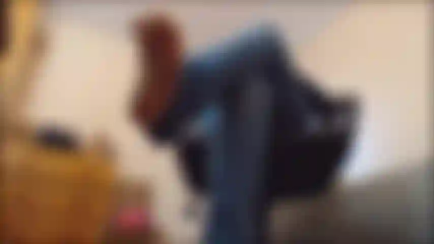 Des jeans en denim et des encouragements à la masturbation fétichiste des pieds.