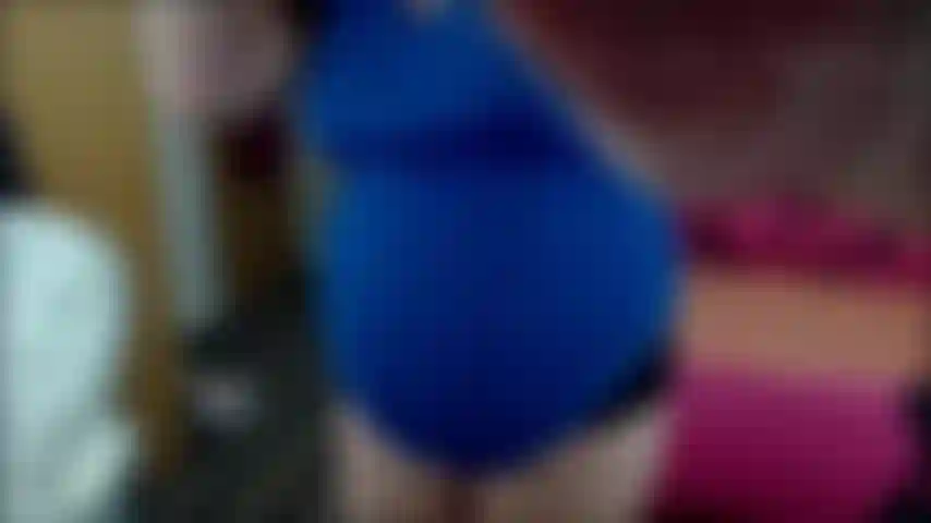 S'accroupit nue très enceinte.