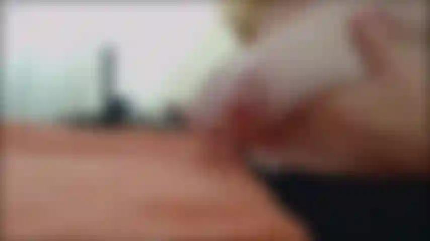 Enceinte et traite mes seins sur une serviette, gros mamelons, bavardage sale.