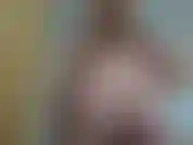 Frottant de l'huile sur mon ventre très enceinte, tout en étant nue.