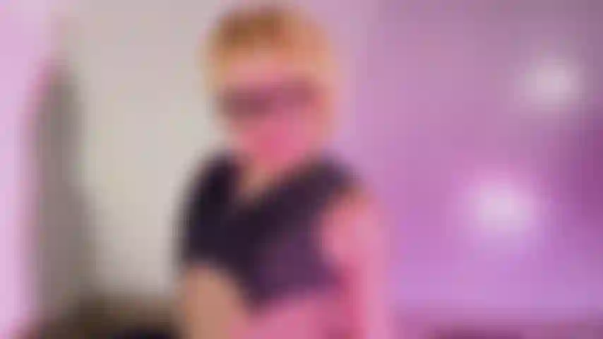 Cocu par un femboy pour une grosse bite noire. Branle-toi pour moi pendant que je prends un énorme jouet de 30 cm et que je me moque de ta petite bite !