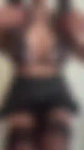Considère ceci comme ton avertissement : de la dentelle noire, une petite allumeuse malicieuse et 1:23 de moi mettant ta maîtrise de toi-même à l'épreuve. 😈.