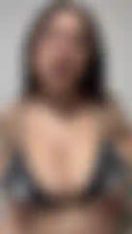 Les seins rebondissent.