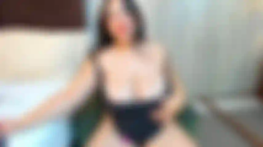 Joue avec la chatte humide.