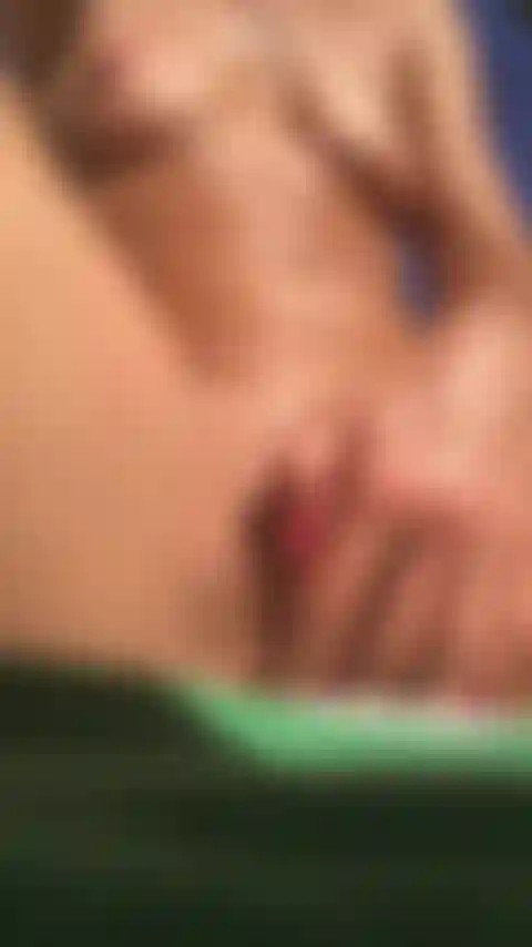 Je joue avec la chatte en plein air.