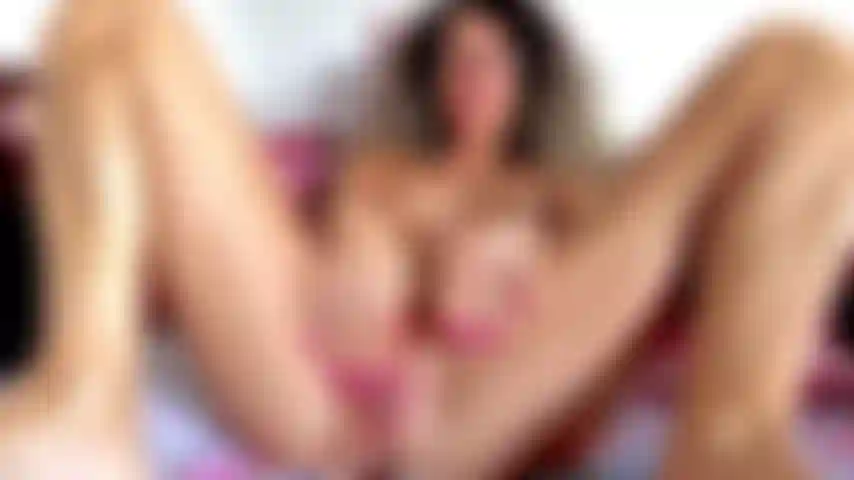 Écarte les grosses lèvres de ma chatte, taquine mon clitoris dur, allongée, toute nue, les jambes grandes ouvertes, exhibant ma chatte mouillée, mes gros tétons.