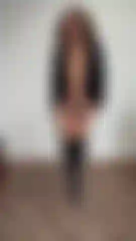 Manteau noir, tong et bottes, mannequin pour vous.