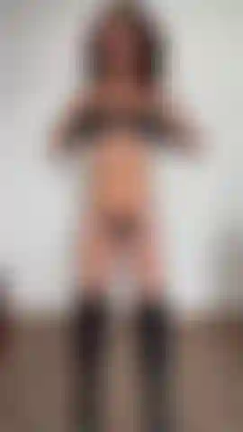 Des gants noirs sur mes seins mais mes tétons sont quand même sortis.