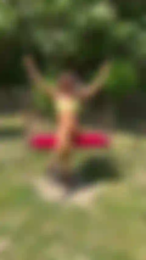 Sur ma balançoire, profitant du soleil en bikini.