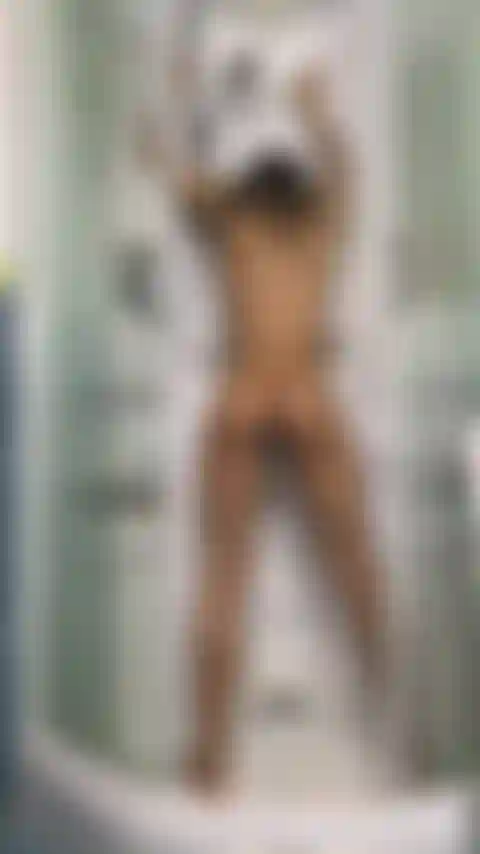 Le cul serré et mouillé sous la douche, l'eau coule sur tout mon corps serré, dégoulinant de mes longues lèvres de chatte.