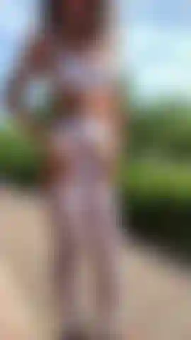 Bas blancs, culotte et soutien-gorge, taquinerie en extérieur.