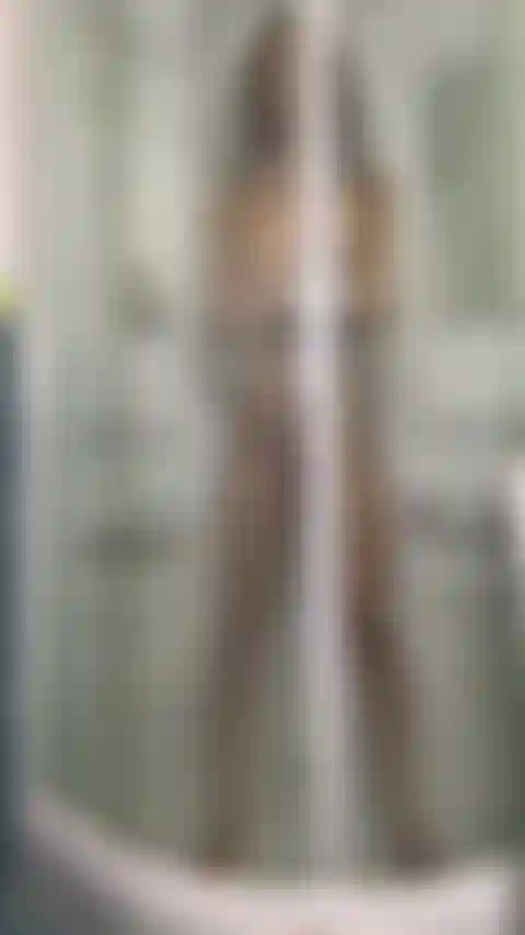 Chaude et nue sous la douche, l'eau coule sur mon corps musclé et tendu, me taquinant les seins et la chatte...