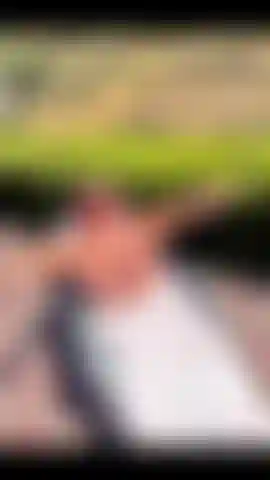 Les jambes en l'air, grandes ouvertes, seins nus en plein air.