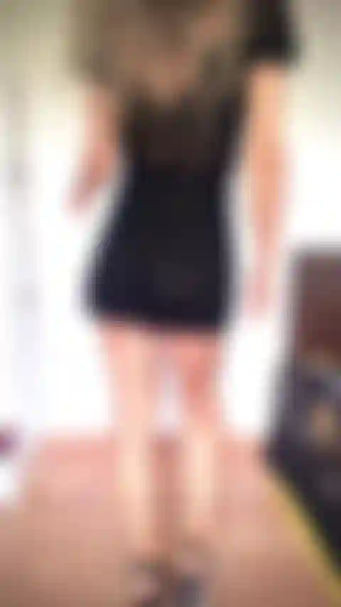 Penchée sur le mur, marchant dans ma lingerie noire sexy, sans culotte, exhibant mes jambes musclées, mon cul en forme et ma chatte parfaite....