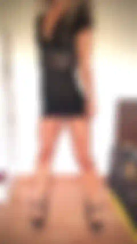 Vois à travers une lingerie noire sexy exhibant ma chatte et mes seins, des poses sensuelles, un corps ajusté, des talons hauts.