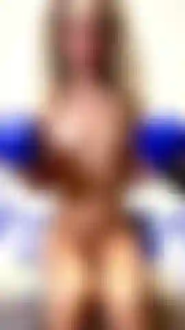 Les biceps nus se courbent avec des haltères.