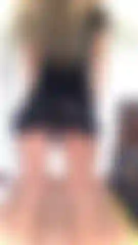 Chatte en gros plan penchée, longues lèvres de chatte pendantes, lingerie noire sexy, jambes musclées.