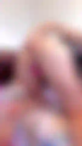 Je doigte mon cul serré.