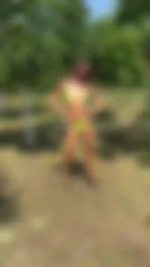 Profitant d'une journée ensoleillée, mannequin en bikini.