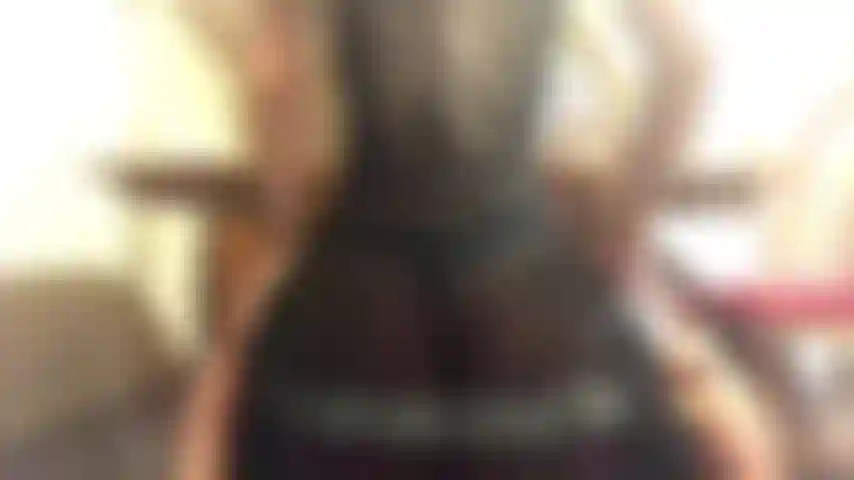 Une chatte juteuse joue avec un gode sur une chaise, une cowgirl inversée, de la lingerie noire, exhibant mon cul en forme.