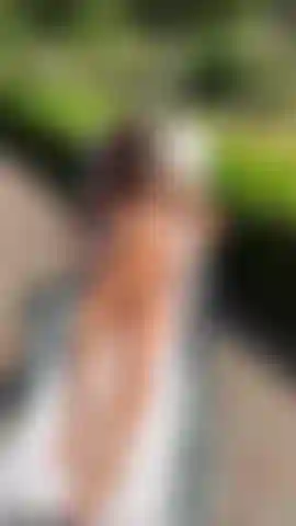 Topless en train de bronzer.