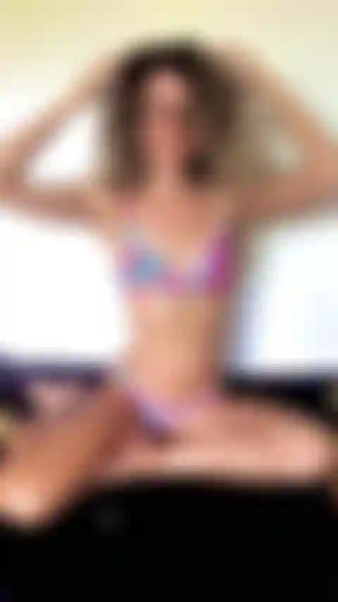 En bikini posant sur mon lit exhibant mes abdos.