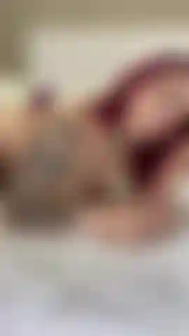 Film rouge suçant ta bite avec beaucoup de salive.