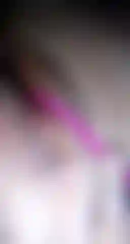 Joue avec une chatte super serrée.