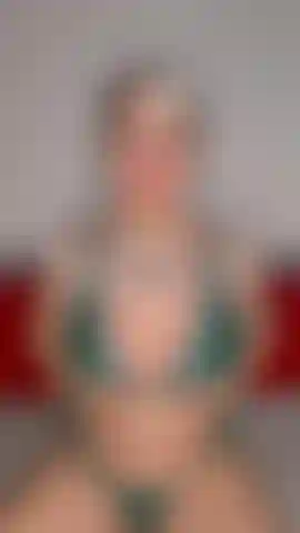 Soulagement du stress joi : rien ne soulage le stress comme une séance lente et cochonne avec toi. Regarde-moi dans mon soutien-gorge et ma culotte en dentelle verte pendant que je caresse et suce mon gode de 20 cm, guidant chacun de tes gestes avec mon joi. Ensuite je me baise profondément et presse ma baguette magique contre mon clitoris jusqu'à ce qu'on jouisse ensemble. Lâche-toi avec moi.