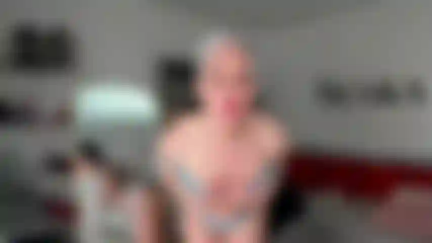 Jeu de rôle cocu en cage : regardez votre déesse mature dans toute sa splendeur nue alors qu'elle vous guide, vous son cocu dans une cage de chasteté, avec des paroles cochonnes sur le fait de baiser tous ses hommes alpha.
