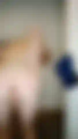 J'étire mon petit cul serré et je branle ma bite.
