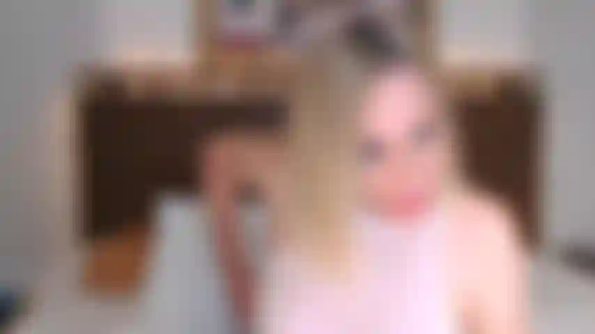 Regarde sa bite savonneuse pendant que je joue, écarte et baise ma chatte humide.