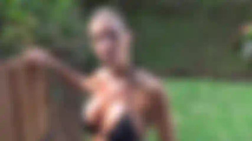 Si vous l'avez raté, voici la douche extérieure. Entièrement nue et au savon, regarde-moi aimer chaque centimètre de mon corps huilé avec de l'eau puis du savon, juste après la piscine.