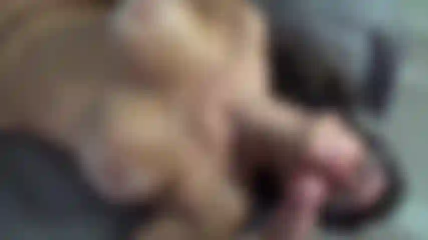 Je ne veux pas de son sperme, mais c'est quand même sur mon visage. Regarde-moi nettoyer la bite avec ma bouche.