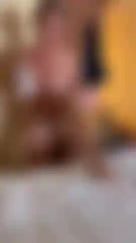 Alerte squirt, giclée sur un énorme gode, regarde-moi marteler 2 énormes godes.