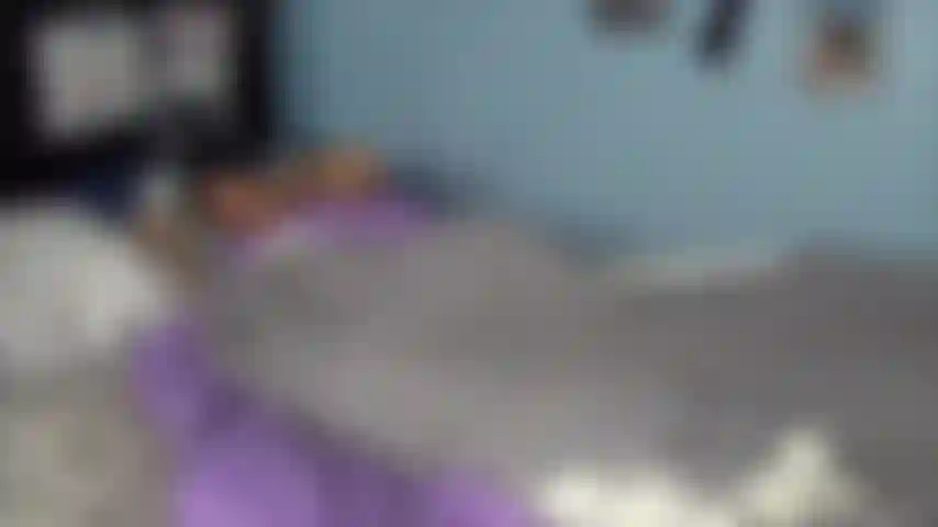 Voyeur jouis, réveille-toi et regarde-moi chevaucher un gode courbé, puis jouis dessus.