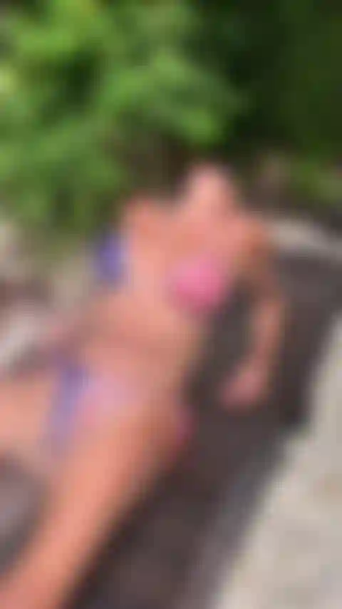 Mouille-moi avant le spectacle de bikini et d'eau. Vaporisez-moi avec votre tuyau.