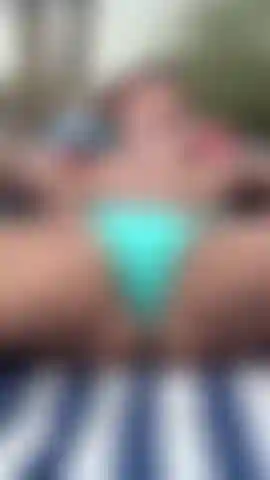 Tout ce dont tu as besoin pour une semaine à te branler en pensant à moi. La vidéo complète de jeu de chatte en plein air en bikini, rien que pour toi. Attrape ta bite et jouis partout sur moi 11.5 Min.