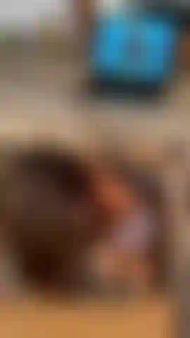 C'est comme ça que je suce ta grosse bite sous le bureau.