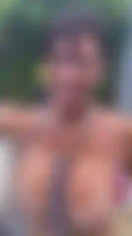 4 Vidéo compilation du jeudi 1er juillet. Je joue juste et je me savonne le corps à l'extérieur.