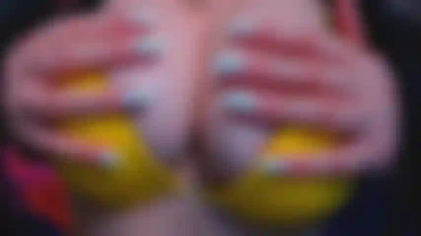 Je serre et je lèche les seins.