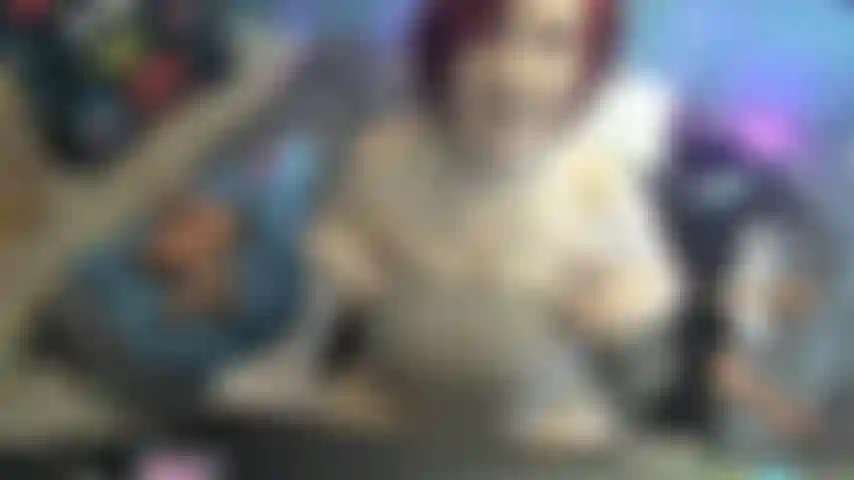 Une rousse aux gros seins se moque de ton petit pipi. Tu ne la satisferais pas avec une si petite bite !