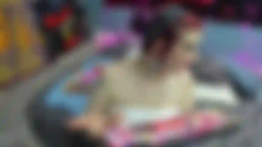 Baise-moi avec ta copine au téléphone.